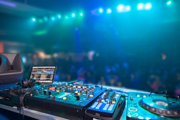 DJ setup equipment How to Become a DJ 750x500 1