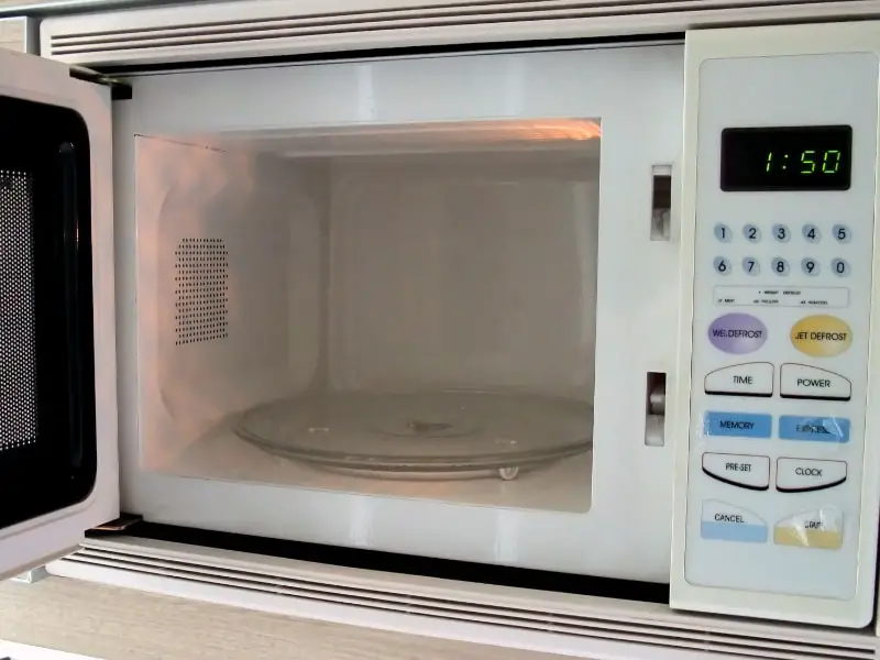 is aluminum microwave safe