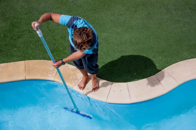 how to get algae out of pool without a vacuum