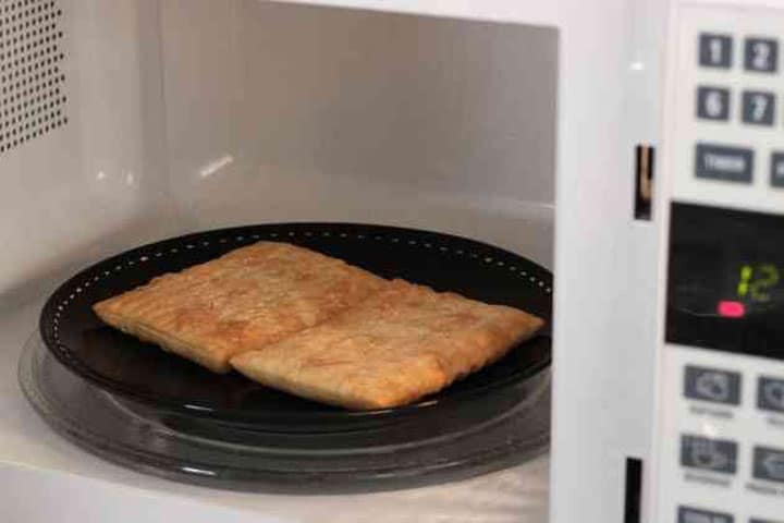 how to cook toaster strudels in the microwave